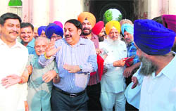 Participants jostle to be photographed with the VIPs in Amritsar 