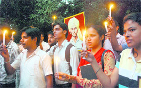Members of the Vivekanand Vichar Manch take out a candlelit march to mark the birth anniversary of Bhagat Singh at Panjab University on Tuesday