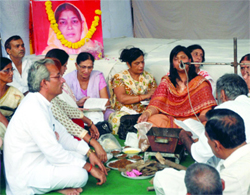 Members of the Bharat Swabhiman hold a prayer meeting to pay tributes to Rajbala, who died on Monday, at Jantar Mantar in New Delhi on Tuesday