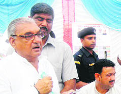 Chief Minister Bhupinder Singh Hooda addresses an election meeting at Balsamand village, near Hisar, on Wednesday. Photo: Manoj Dhaka