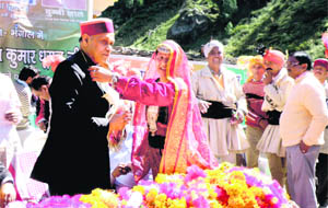Chief Minister Prem Kumar Dhumal being welcomed at Bara Bhangal village in Kangra district on Wednesday. 