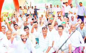 Farmers stage a protest at Roshanabad