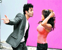 Tushar Kapoor and Minissha Lamba in Hum Tum Shabana