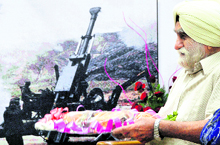 Major Gurdial Singh, a veteran of World War II, whose birthday fell on Ausust 21, being presented a bouquet on Gunners Day in Ludhiana on Wednesday