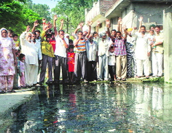 Residents raise slogans against the MC for poor sanitary conditions of Ward No. 11 in Doraha
