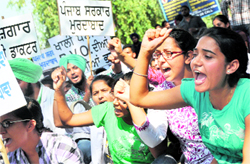 Students of Guru Angad Dev Veterinary and Animal Sciences University raise slogans against the state goverrnment on the univesity campus in Ludhiana on Thursday