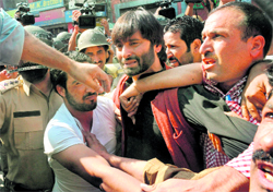 Policemen detain JKLF chairman Mohammad Yasin Malik (C) during a protest against the death sentence to Parliament attack convict Afzal Guru in Srinagar on Friday