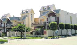 Apart from a number of commercial projects, residential options like villas, as well as integrated township (top right) projects are luring investors to Panipat. 