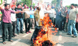 Members of the Doaba Khalsa School Market Union burn an effigy of the RPO, Perneet Singh in Jalandhar