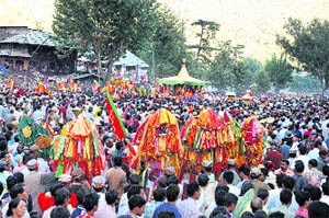 The most important feature of the festival is the presence of over 300 village gods, who assemble at the venue to seek the blessings of Lord Raghunath, the presiding deity of the valley