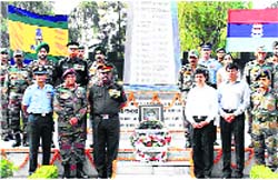 Officers of the JAT regiment and brothers of the martyred soldier after paying tributes to him at the Akhnoor War Memorial. 