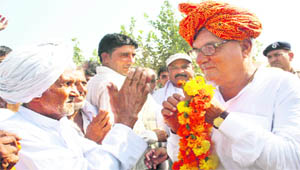 Chief Minister Bhupinder Singh Hooda is welcomed at Thua village of the Uchana assembly segment on Monday. 