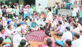 Employees of the Regional Passport Office hold a dharna in support of their officer Perneet Singh
