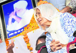 Kailash Kaur, wife of Gursharan Singh, recalls his associations with Punjabi Bhawan during a function organised to pay respect to the departed soul in Ludhiana on Monday.