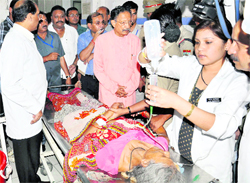Uttarakhand Chief Minister BC Khanduri enquires about the condition of Kailasho Devi in Doon Hospital in Dehradun on Tuesday