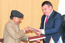 Defence Minister AK Antony (left) and his Russian counterpart AE Serdyukov exchange the signed protocol after the meeting of the IRIGC-MTC in Moscow.