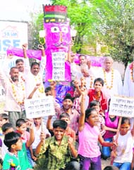 Residents all set to burn an effigy of the garbage dump in Dadu Majra on Thursday.