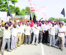Activists of the Technical Services Union protest near the grain market in Dehlon on Thursday