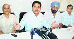 Om Parkash Soni MLA (left to second) Congress addressing the media person in Amritsar on Oct 8.