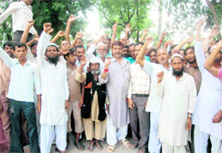 Activists of the Uttarakhand Vikas Manch stage a protest in Haridwar on Saturday against MNS chief Raj Thackeray, holding him responsible for violence against North Indians