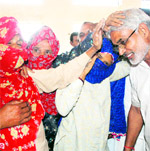 Congress nominee for the Hisar Lok Sabha seat Jai Prakash woos women voters in Rohnat village.