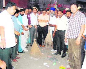 Mayor Shwait Malik supervises resumption of cleanliness work in Amritsar on Sunday