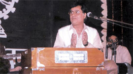 Jagjit Singh on the dais during the December 1995 concert organised at Sriganganagar.