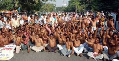 MCF employees sit on dharma in Faridabad against the PPP policy. 