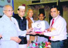 Dr Vikas Chawla, principal of the DAV College of Engineering and Technology, receives an award at a seminar in New Delhi. 