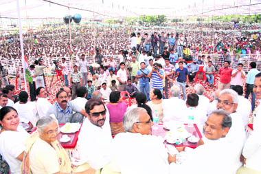 Delhi Chief Minister Sheila Dikshit (second from left), MP Avtar Bhadana, Chief Minister Bhupinder Singh Hooda, Rajasthan CM Ashok Gehlot and Congress nominee Jai Prakash at an election rally in Hisar on Monday. 