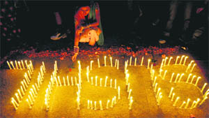 Students pay tributes to martyr Lt Sushil Khajuria of 18 Grenadiers at the University of Jammu on Monday