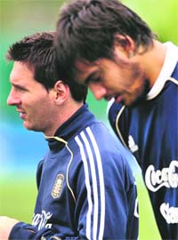Argentina's Lionel Messi (L) and goalkeeper Sergio Romero during a training session in Buenos Aires prior to their 2nd 2014 World Cup South American qualifier match against Venezuela