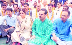 Star protester gives fillip: Actor Kirron Kher and BJP supporters with Dadu Majra residents protesting against the garbage-processing plant in Chandigarh on Tuesday