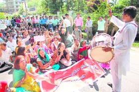 Contractual teachers stage a dharna after they were stopped by the police while on their way to the residence of the Chief Minister in Dehradun on Tuesday