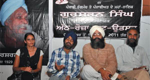 Kirti Kirpal and Amardeep Gill addressing the media  at Teachers' Home regarding eight-day drama fest.  