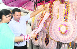 A newlywed couple buys a currrency note garland in Jalandhar.