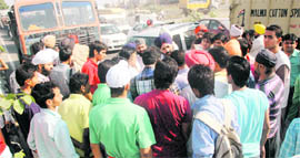 Onlookers block the traffic near the Samrala Chowk and intercepted MC garbage-lifting truck, which was plying on the route during school hours. 