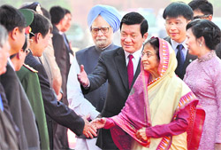 Vietnam President Truong Tan Sang (C) introduces his delegation to President Pratibha Patil and Prime Minister Manmohan Singh at the Rashtrapati Bhawan in New Delhi on Wednesday