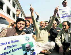 Independent MLA Sheikh Abdul Rashid (centre) and his supporters protest in Srinagar on Thursday