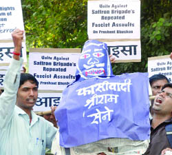 Activists of the AISA demonstrate against the attacks on Team Anna member Prasant Bhushan and other supporters of the Gandhian leader, at Jantar Mantar in New Delhi 