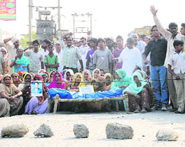 Fire victims family members and other residents block Hansi Road in Karnal on Friday. 