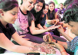 Mehndi artists have a tough time coping with the rush of customers