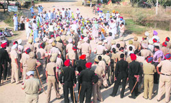 Farmers on way to Gobindpura village being stopped by the police at the Mansa intersection on Friday