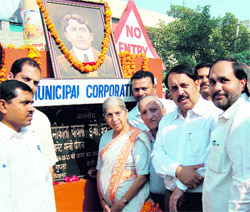 Punjab Minister for Women and Child Development Laxmi Kanta Chawla lays the foundation stone of a podium on which a statue of Madan Lal Dhingra is to be installed near the Town Hall building in Amritsar