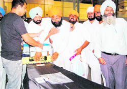 Balwinder Singh, father of deceased Rajinder Singh, and other relatives break down in tears as his body was brought out from the airport in Amritsar 