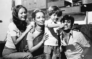 Jagjit Singh and Chitra (second from L) enjoy some time with family