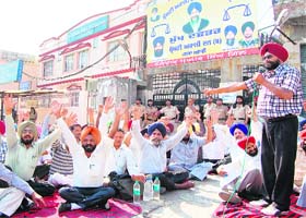 Members of the Punjab State Veterinary Inspectors Association protest outside the residence of Cabinet Minister Gulzar Singh Ranike in Amritsar on Sunday