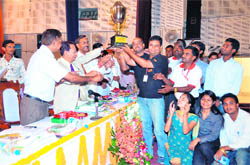 Uttarakhand Agriculture Minister Trivendra Singh Rawat and Vice-Chancellor of GB Pant Agriculture University, Pantnagar, BS Bisht present ACE, Faridabad, with the Overall Best Stall trophy at the Krishak Mahotsav held at Pantnagar. 