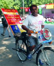 Vinay Thukar, a fan of actor Amitabh Bachchan, on Monday reached New Delhi during his cycle yatra from Amritsar to Mumbai to demand Bharat Ratan for the actor.