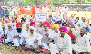 Members of the Punjab Kisan Sabha stage a protest outside the Mini Secretariat in Ludhiana on Monday.